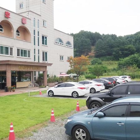 Hongcheon Resortel Exterior foto