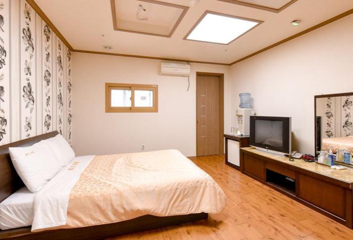 Hongcheon Resortel Exterior foto